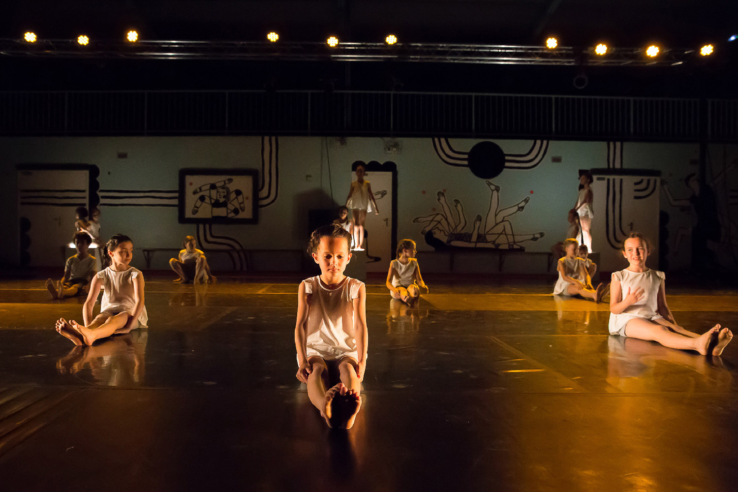 Scénographie et grands dessins muraux Magali Bardos atelier danse les 30 ans rabastens danseurs mouvement costume