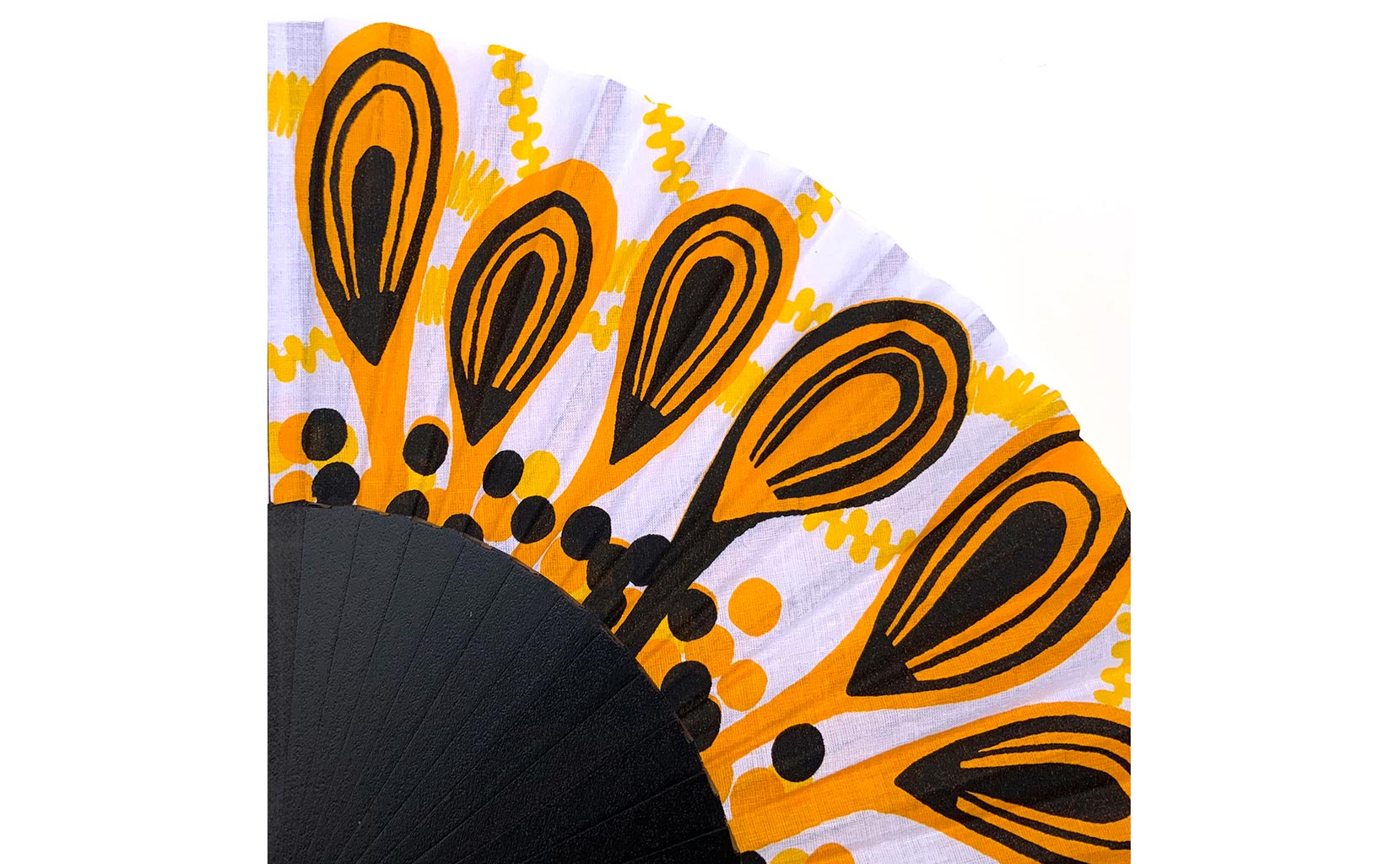 © courant d'air 04 © Magali Bardos éventail handfan motif pattern sérigraphie sur tissus silkscreen noir jaune paon