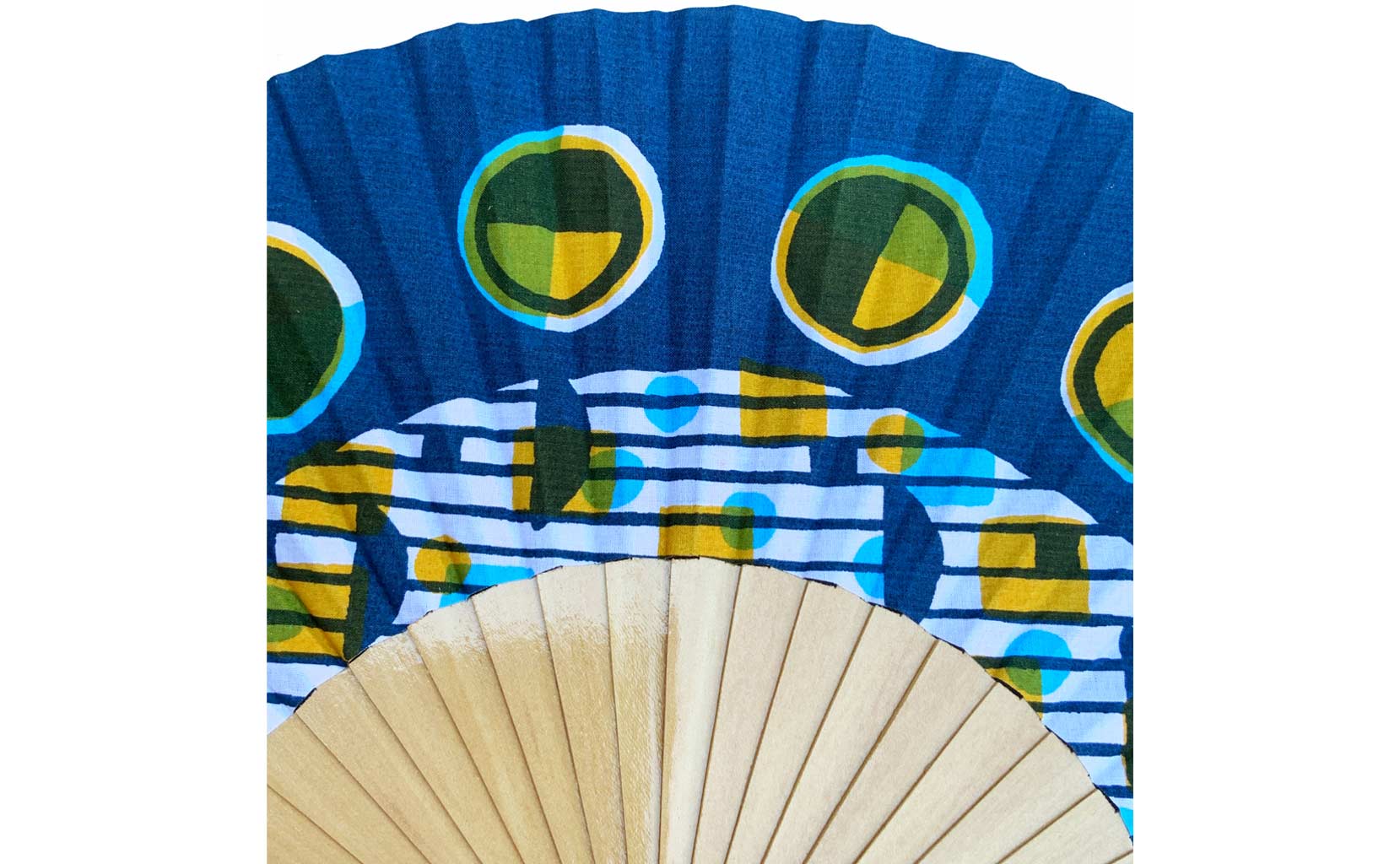 Eclipse © courant d'air © MagaliBardos éventail handfan motif pattern sérigraphie sur tissus silkscreen bleu jaune cycle de la lune