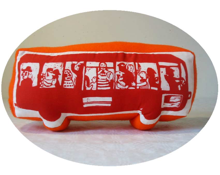 Coussin de voyage © Magali bardos linogravure sur tissu feutre autobus voyageurs heure de pointe illustration rouge